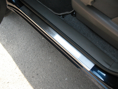 Toyota RAV4 (00-05) накладки на внутренние пороги, к-кт 4шт.